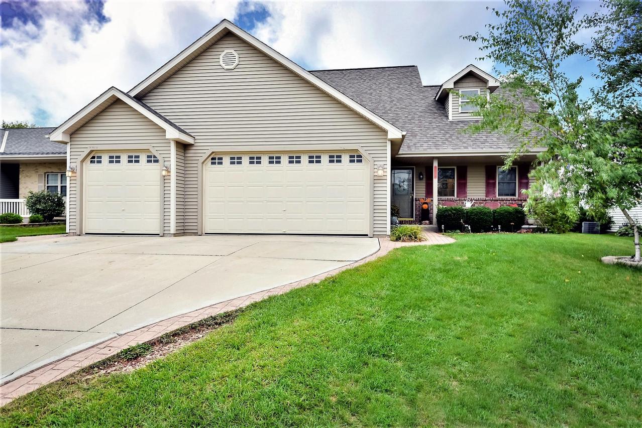532 Sand Dr, West Bend, WI 53095