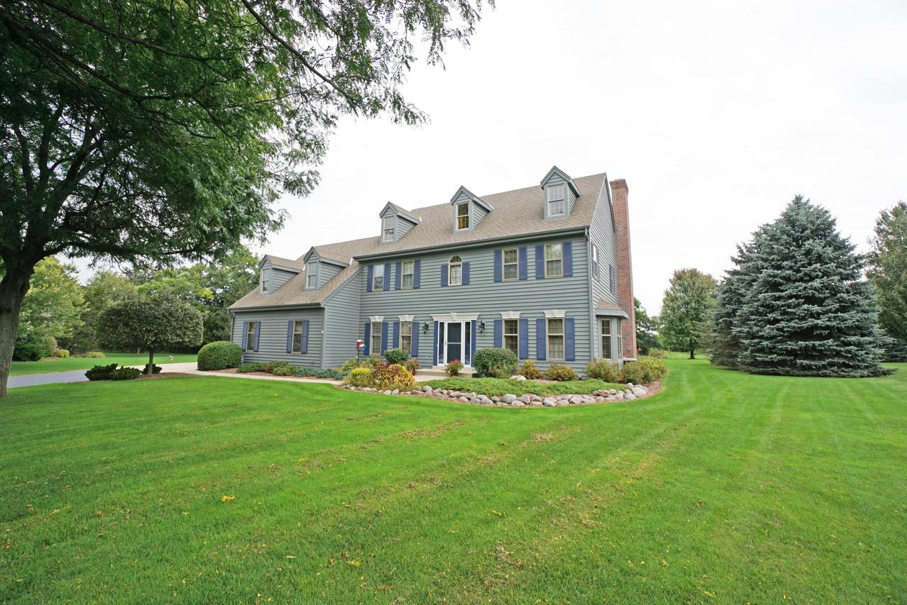 W311N4982 Old Steeple Ct, Merton, WI 53029