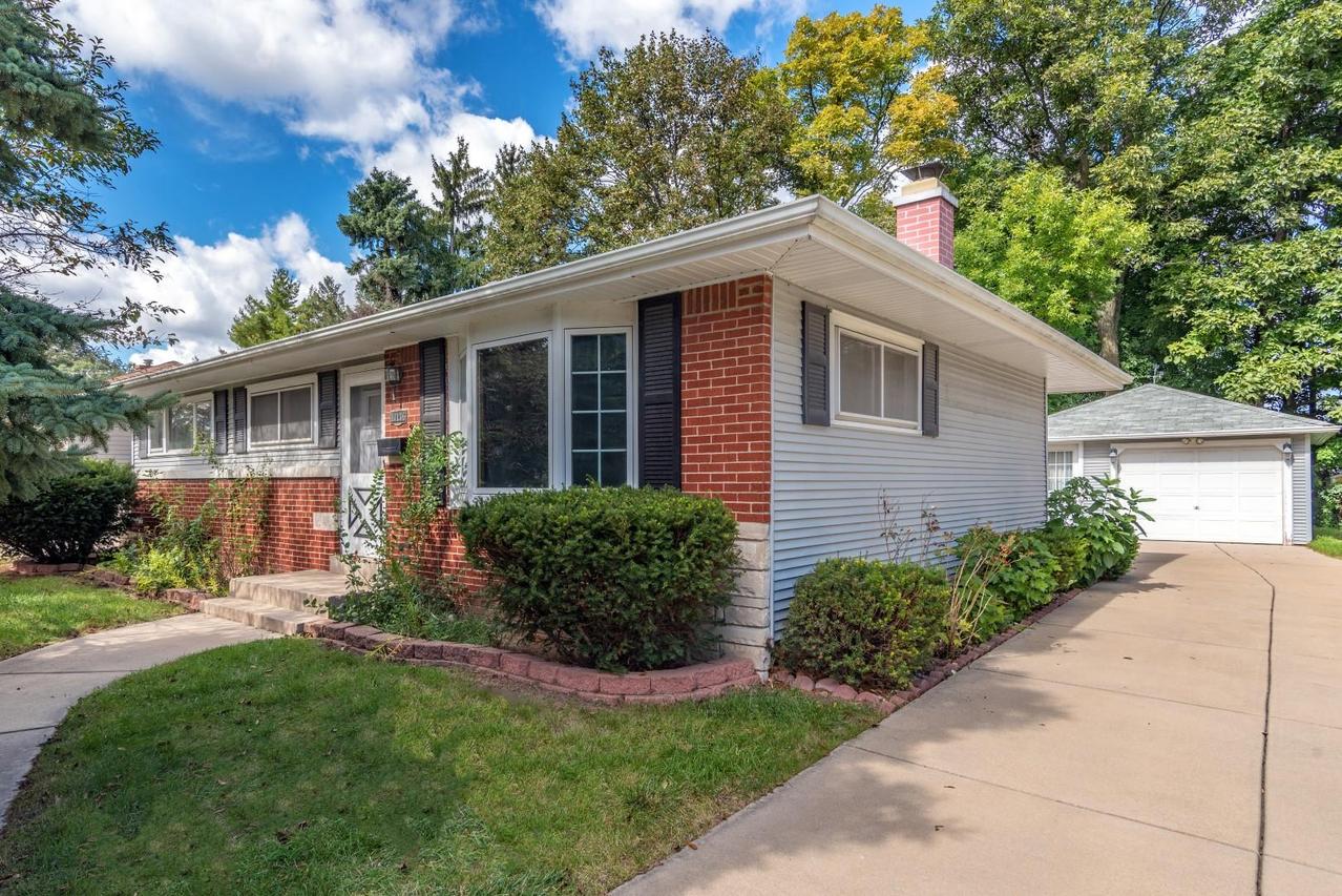 10136 W Manitoba St, West Allis, WI 53227