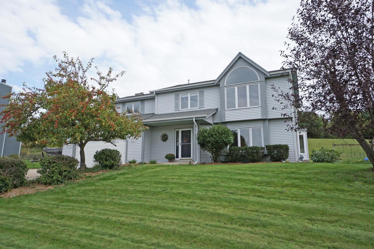 959 Bartlett Dr, Oconomowoc, WI 53066