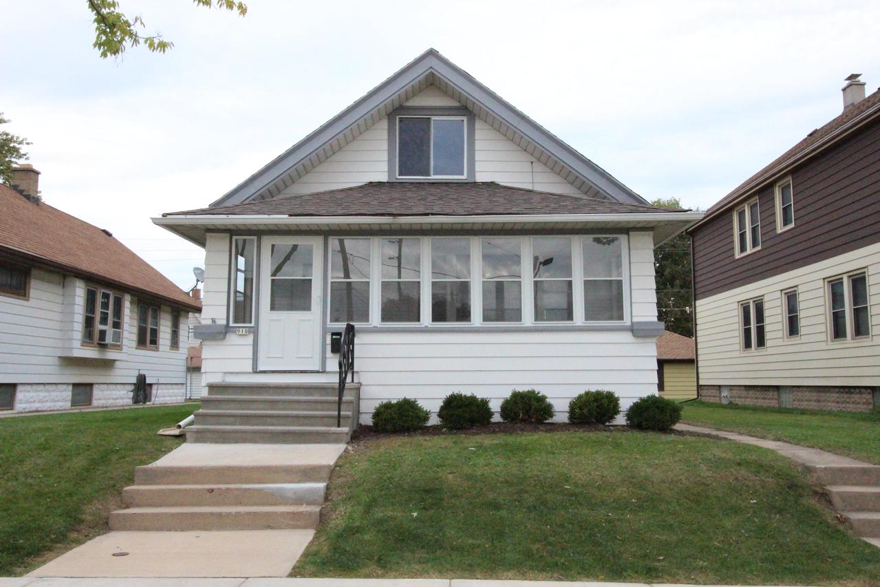 910 S 58th St, West Allis, WI 53214