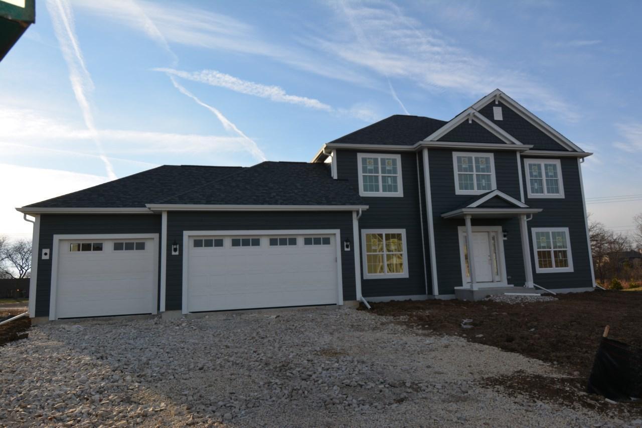 W139N6055 Weyerhaven Dr, Menomonee Falls, WI 53051