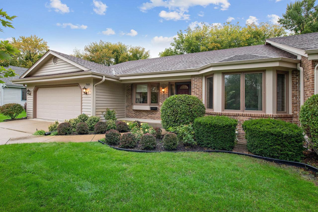 7418 W Willowbrook Ct, Mequon, WI 53092