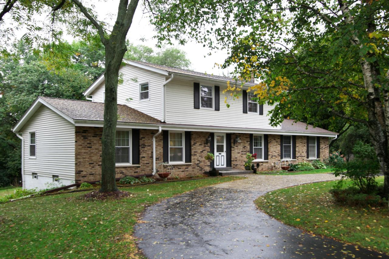 N7W27601 Woodridge Ln, Pewaukee, WI 53188