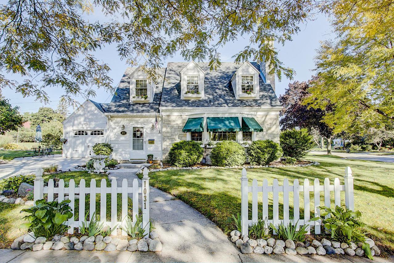 1031 Sunset Dr, West Bend, WI 53095