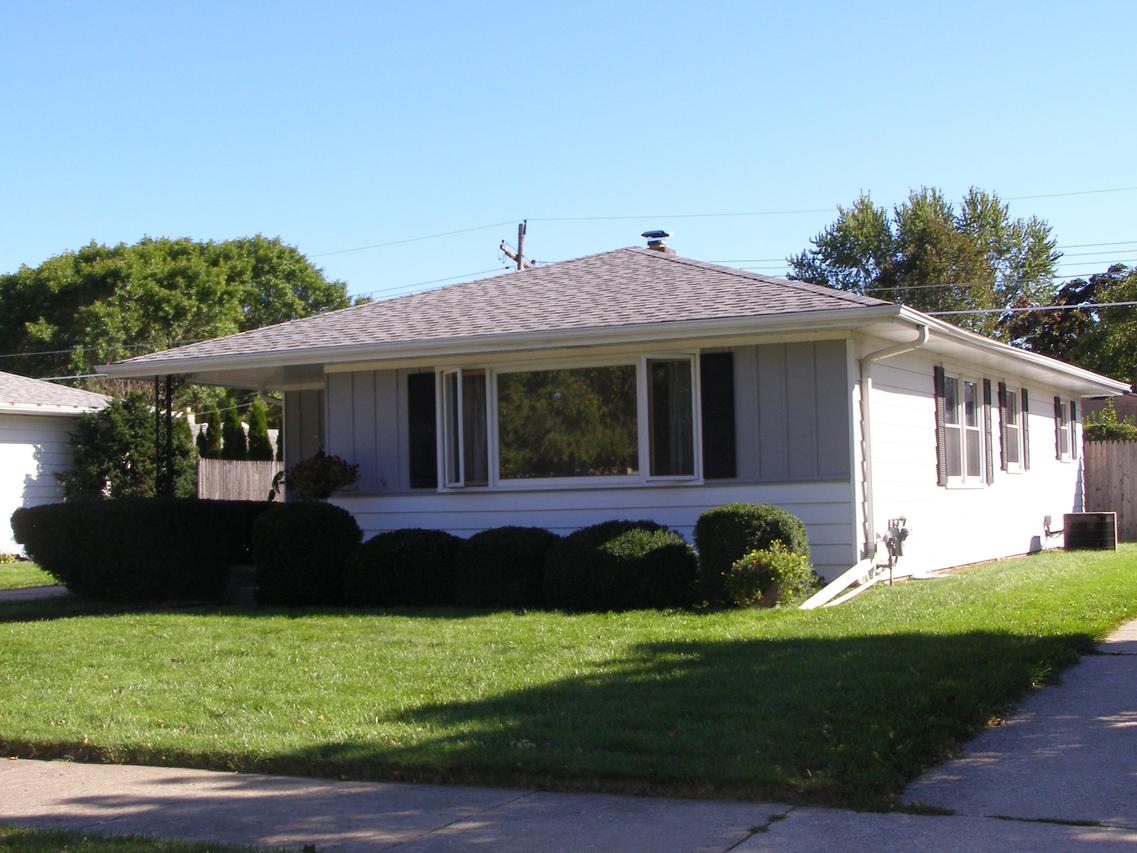 1123 Coronada Dr, Racine, WI 53402