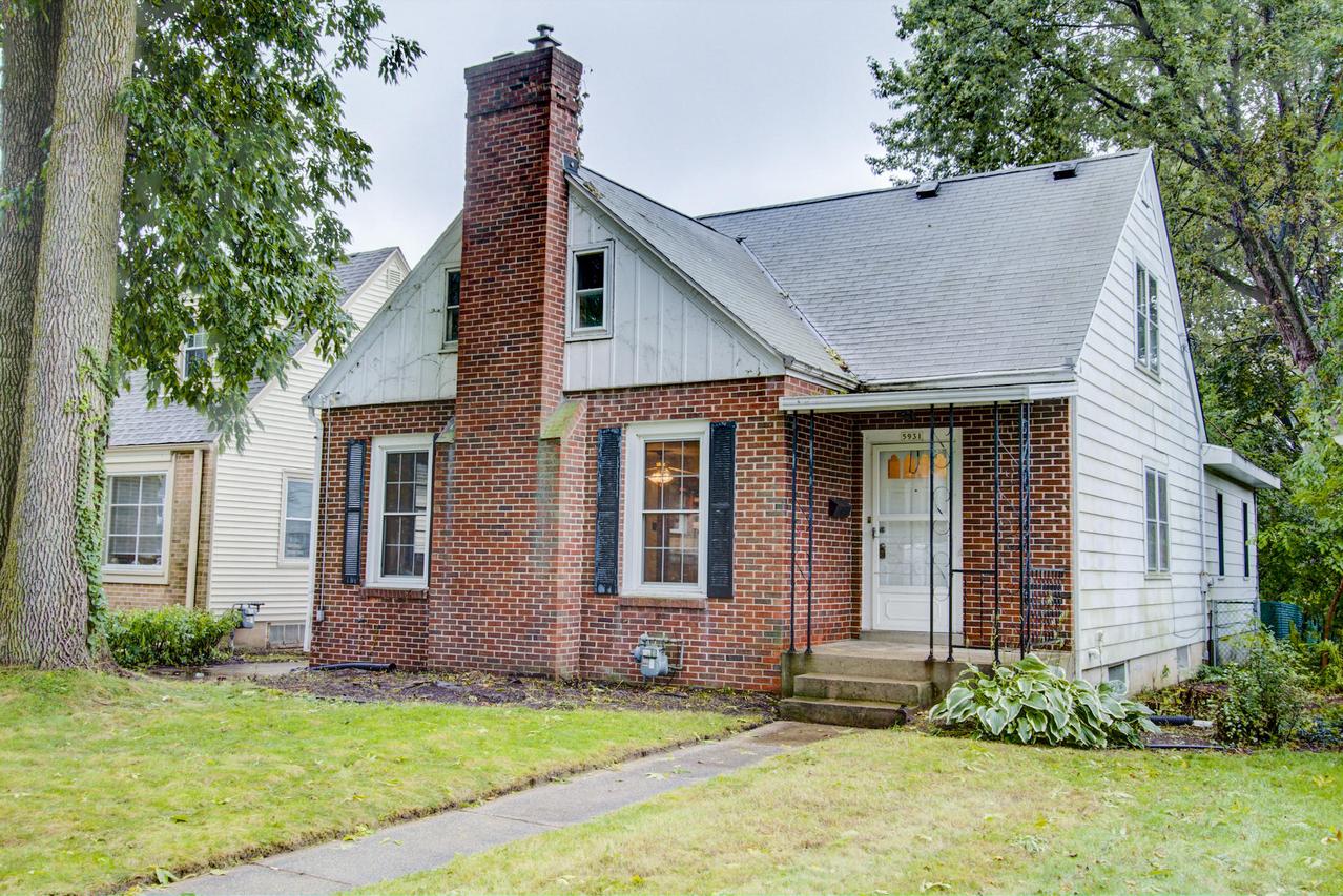 5931 N Santa Monica Blvd, Whitefish Bay, WI 53217