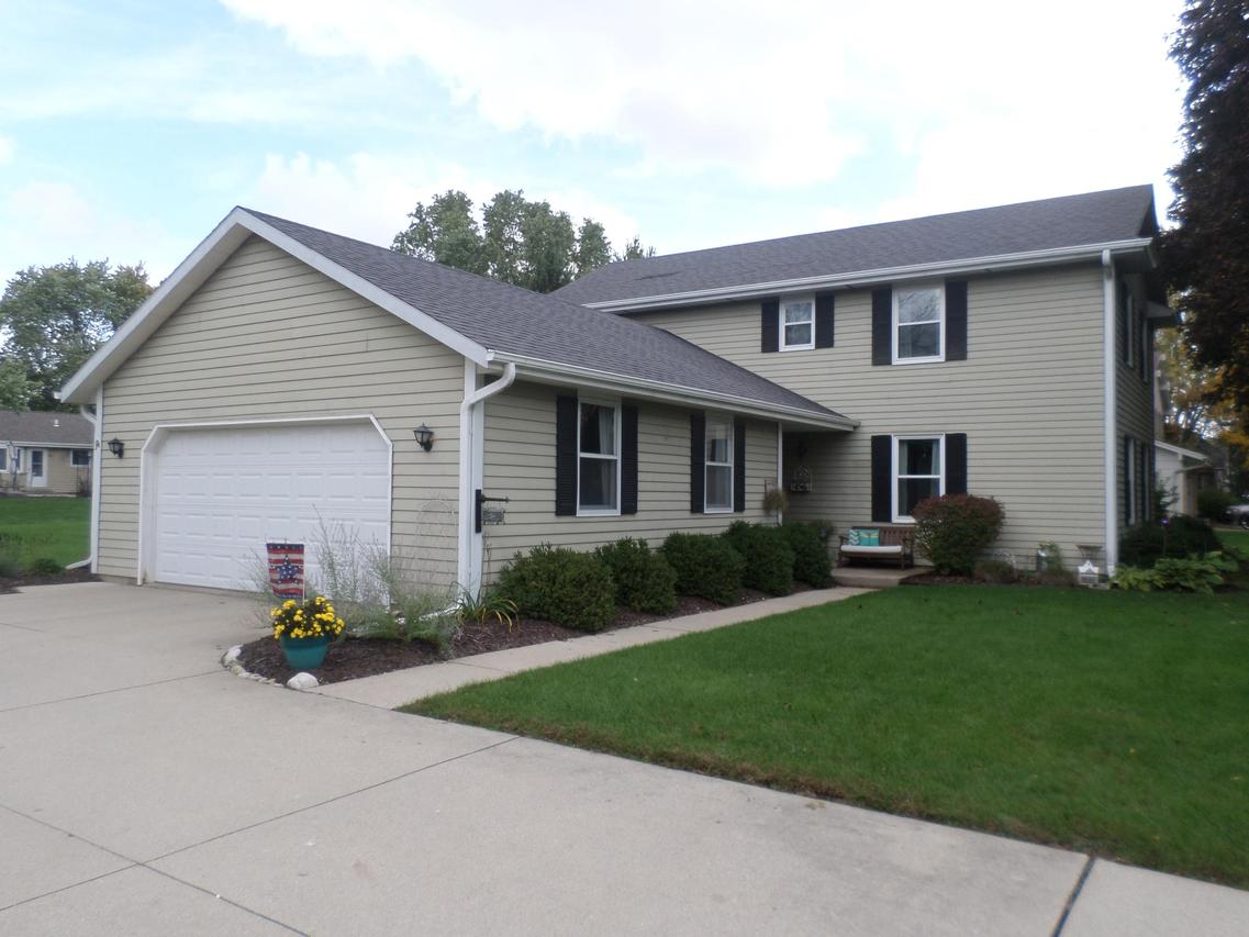 860 Fairview Dr, Hartford, WI 53027