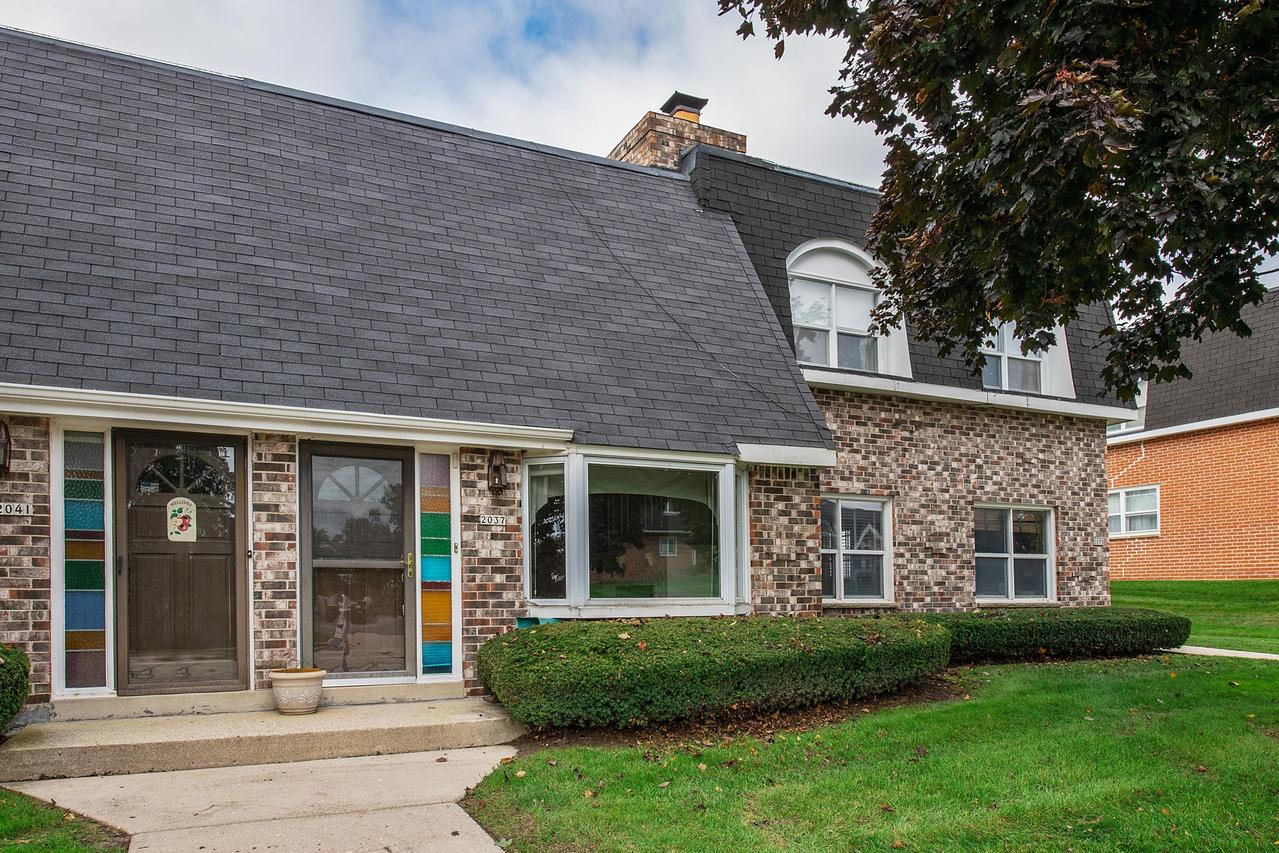 2037 Chateau Ct, Grafton, WI 53024