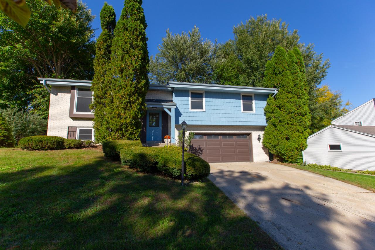 816 Magnolia Dr, Waukesha, WI 53188