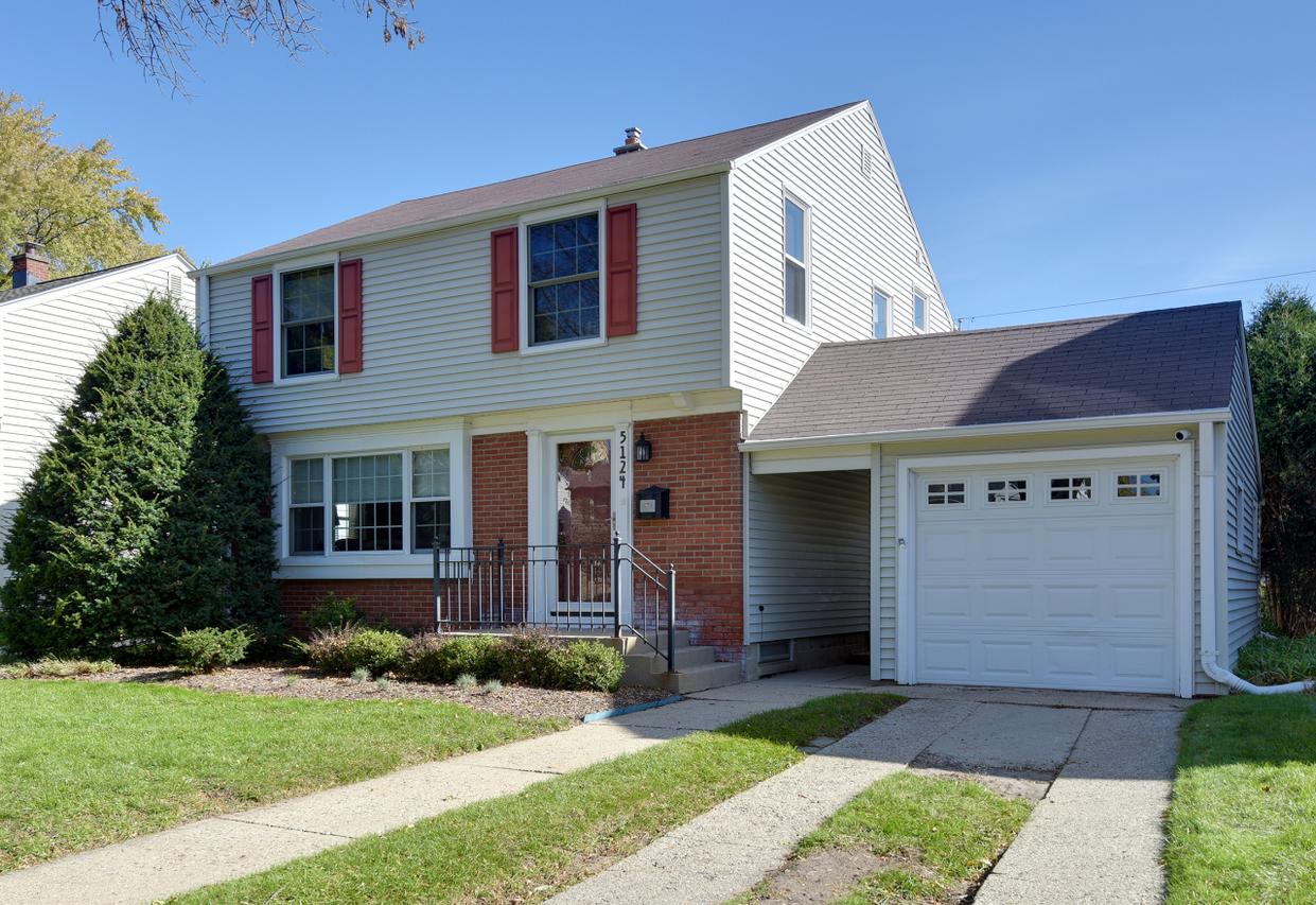 5124 N Shoreland Ave, Whitefish Bay, WI 53217
