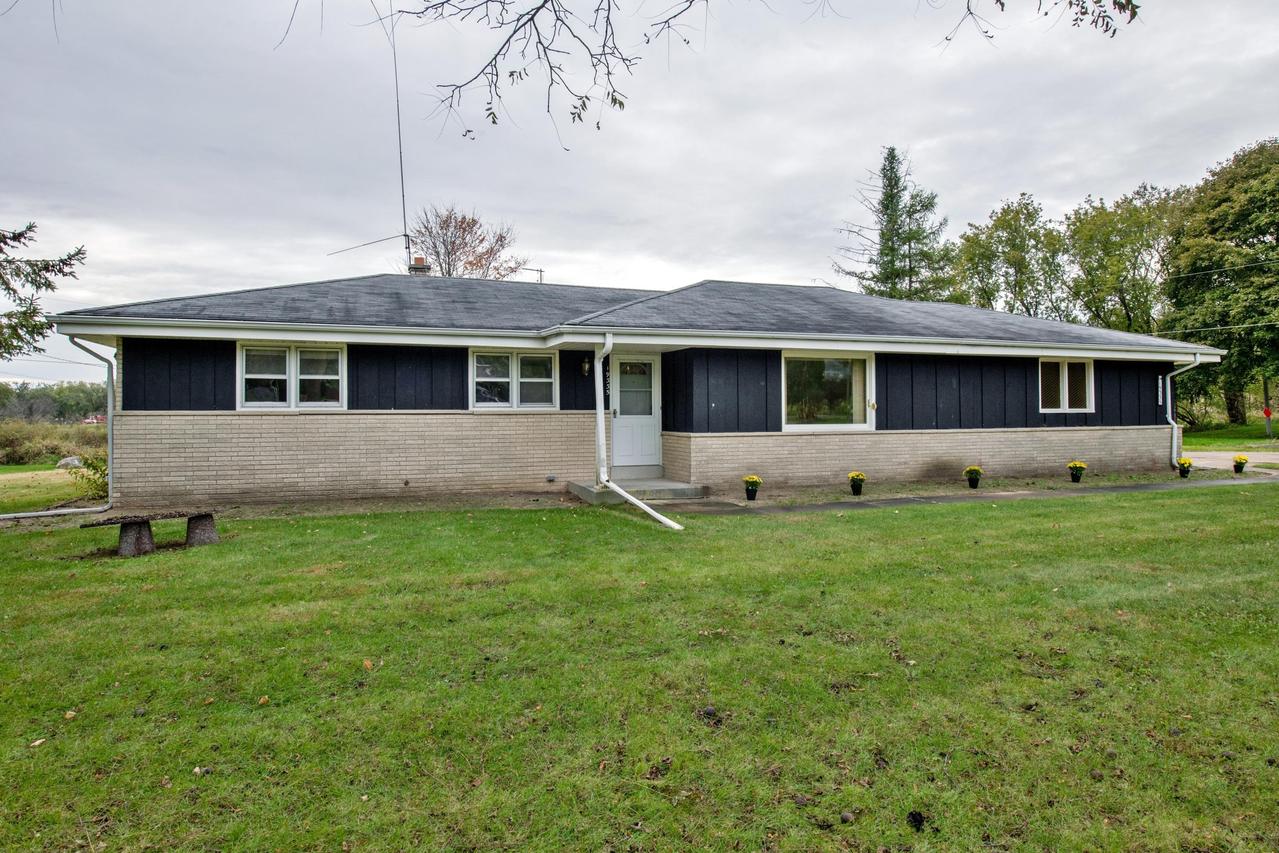 19335 W Glenwood Ln, New Berlin, WI 53146