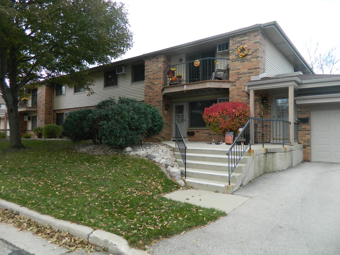 4453 S Green Ridge Cir., Greenfield, WI 53220