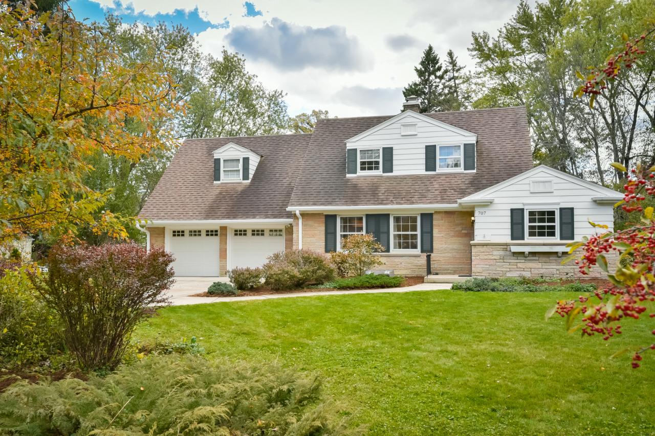 707 W Apple Tree Rd, Glendale, WI 53217