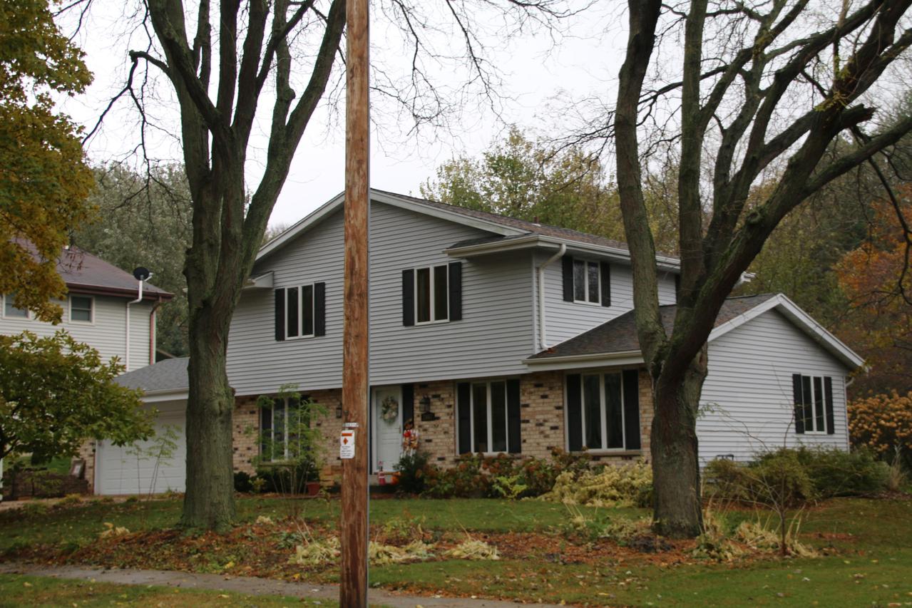 2447 Pendleton Pl, Waukesha, WI 53188