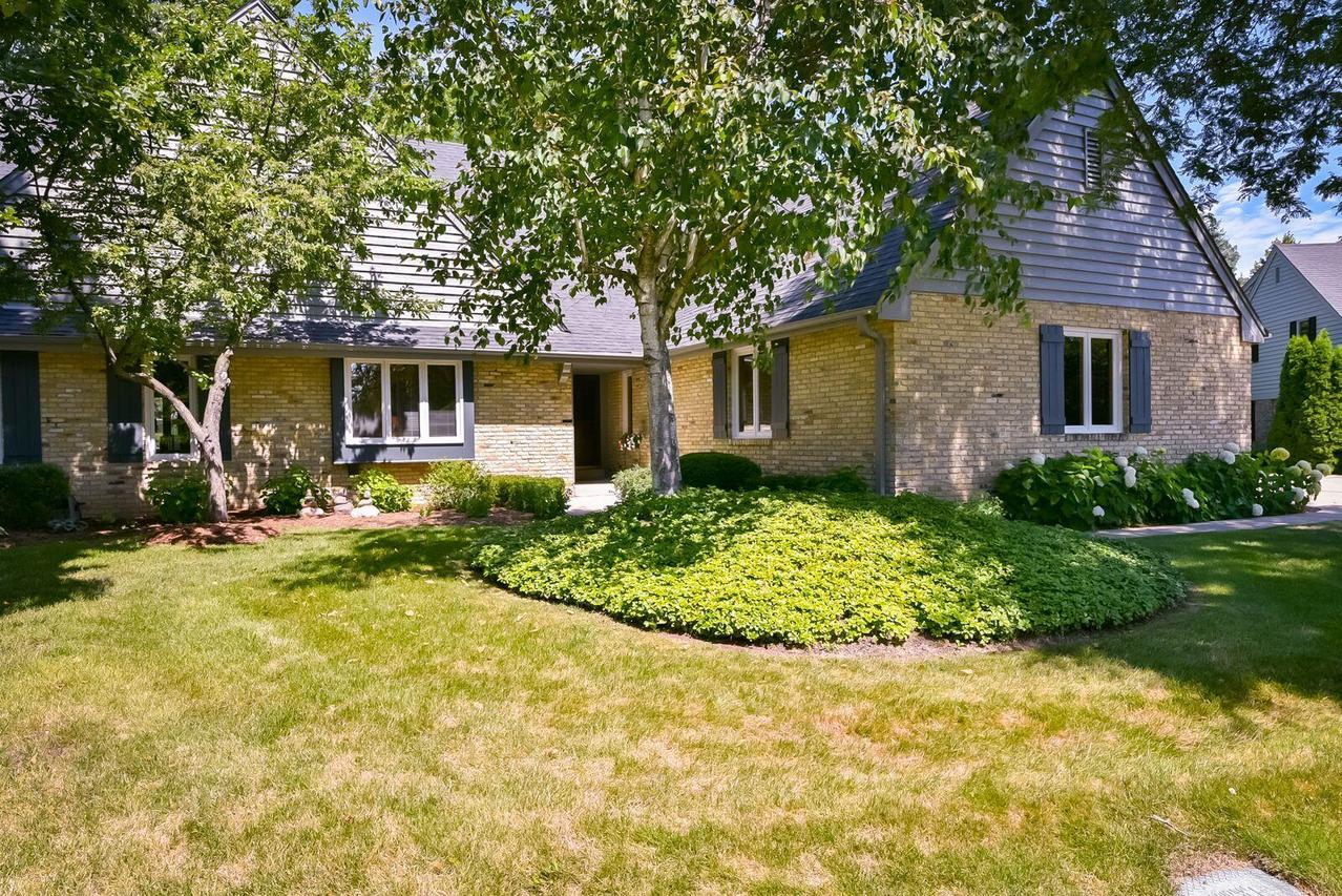12340 N Golf Dr, Mequon, WI 53092