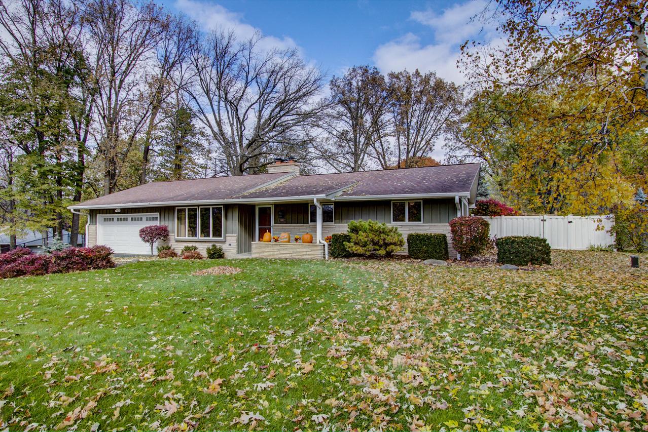 N62W16110 Beechwood Dr, Menomonee Falls, WI 53051