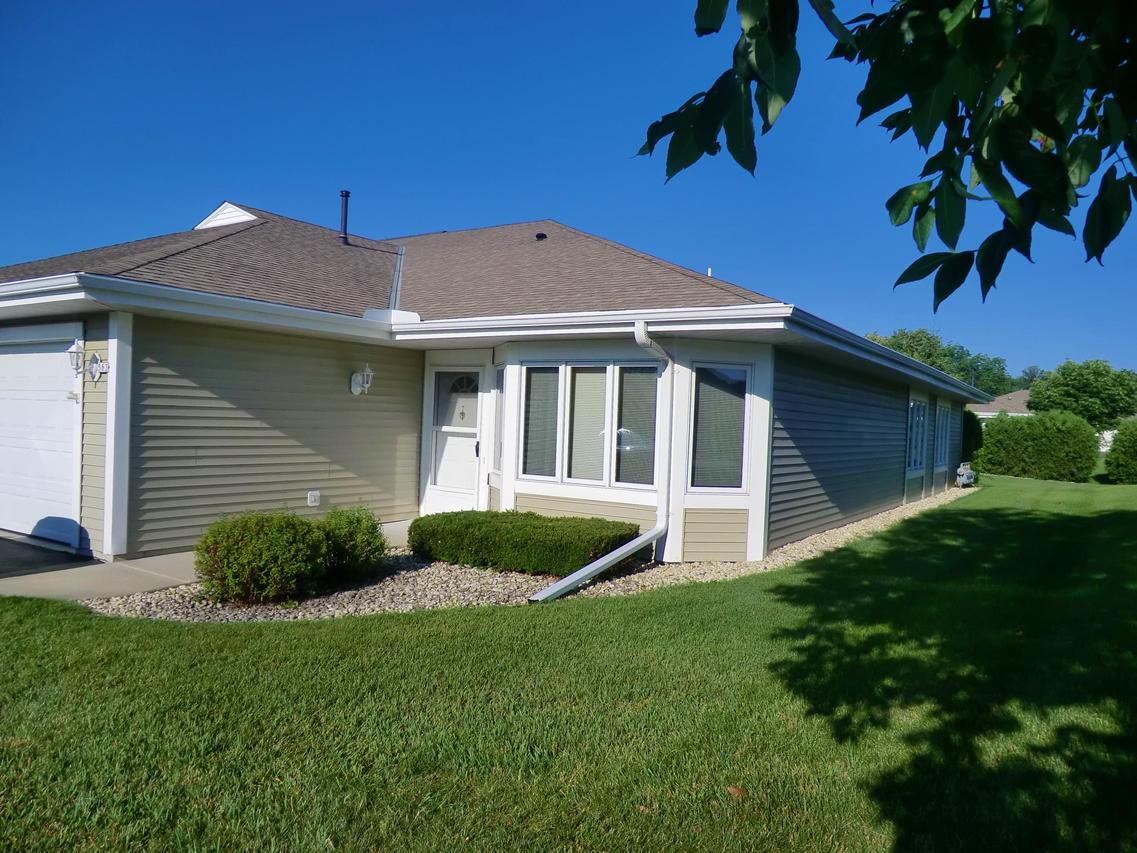 563 Hartford Sq #1, Hartford, WI 53027