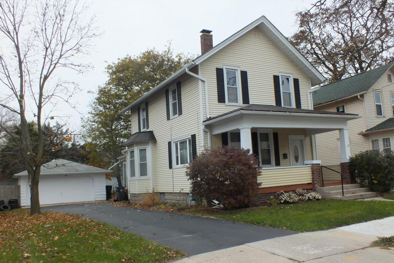 914 Caroline St, Waukesha, WI 53186