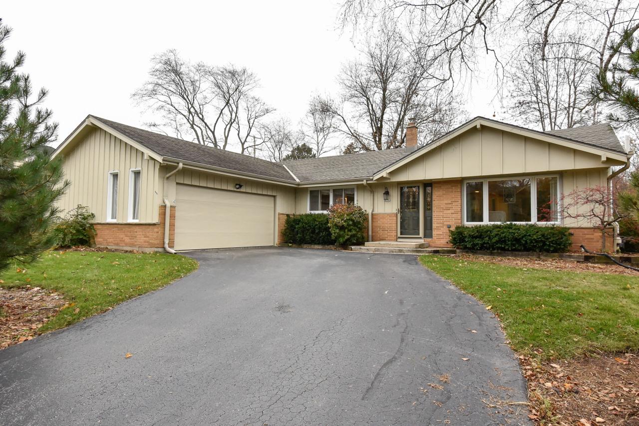 8155 N Mohawk Rd, Fox Point, WI 53217