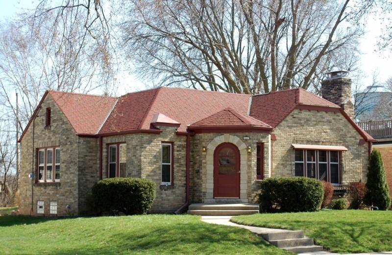 8465 Ravenswood Cir., Wauwatosa, WI 53226