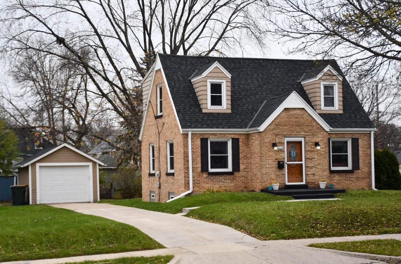 2025 S 93rd St, West Allis, WI 53227