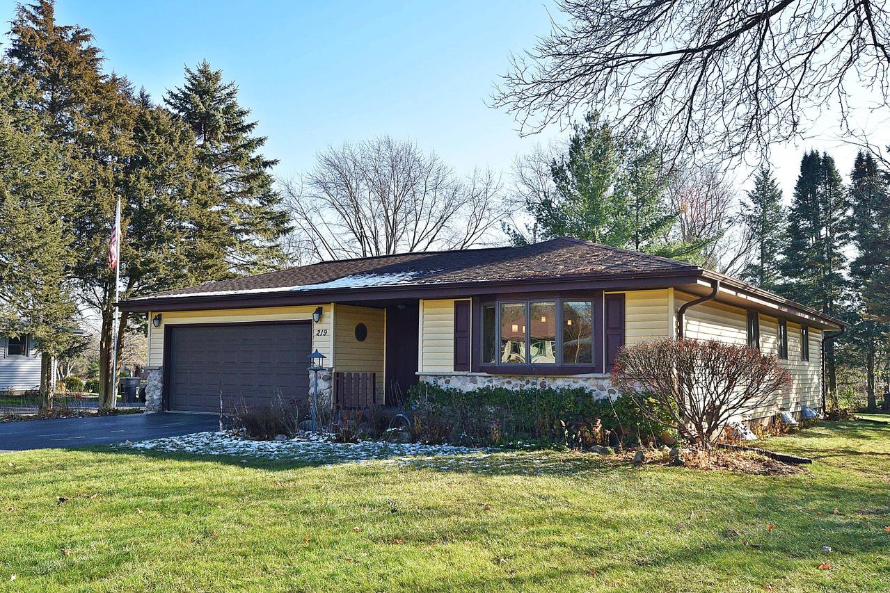 219 Park Ave, Eagle, WI 53119