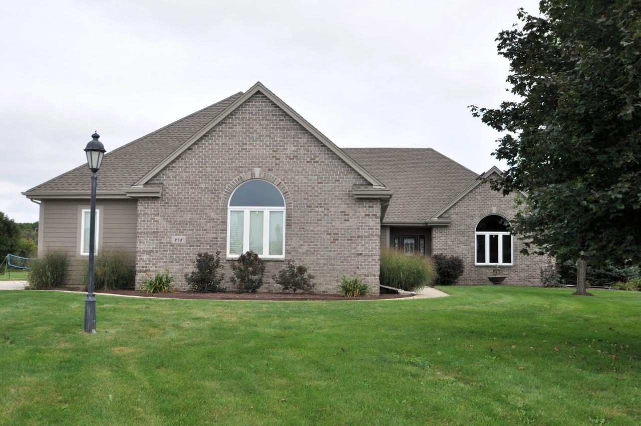 858 N Red Oak Dr, Summit, WI 53066