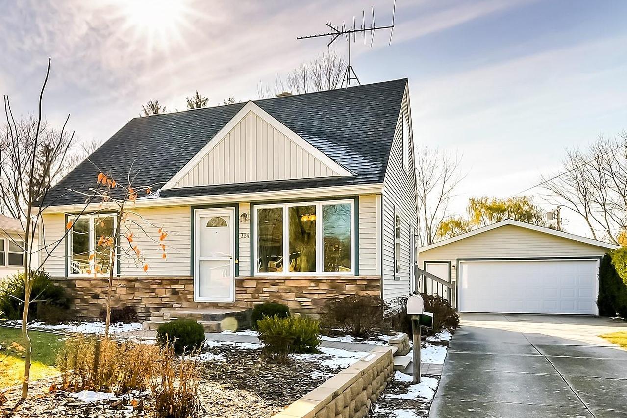 324 Parkfield Dr, West Bend, WI 53090