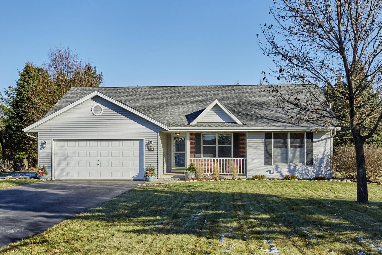210 Granary Cir, Hartland, WI 53029