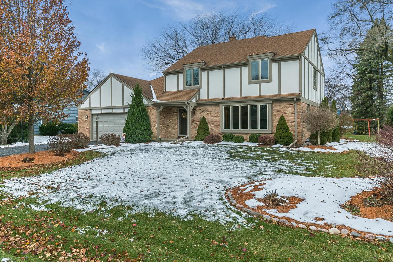 2 Beechwood Ct, Wind Point, WI 53402