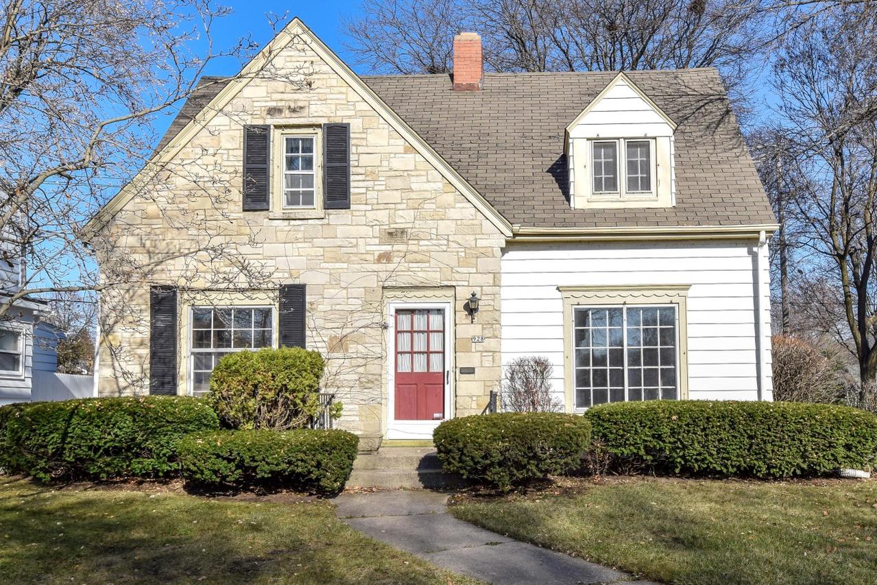 928 E Hampton Rd, Whitefish Bay, WI 53217