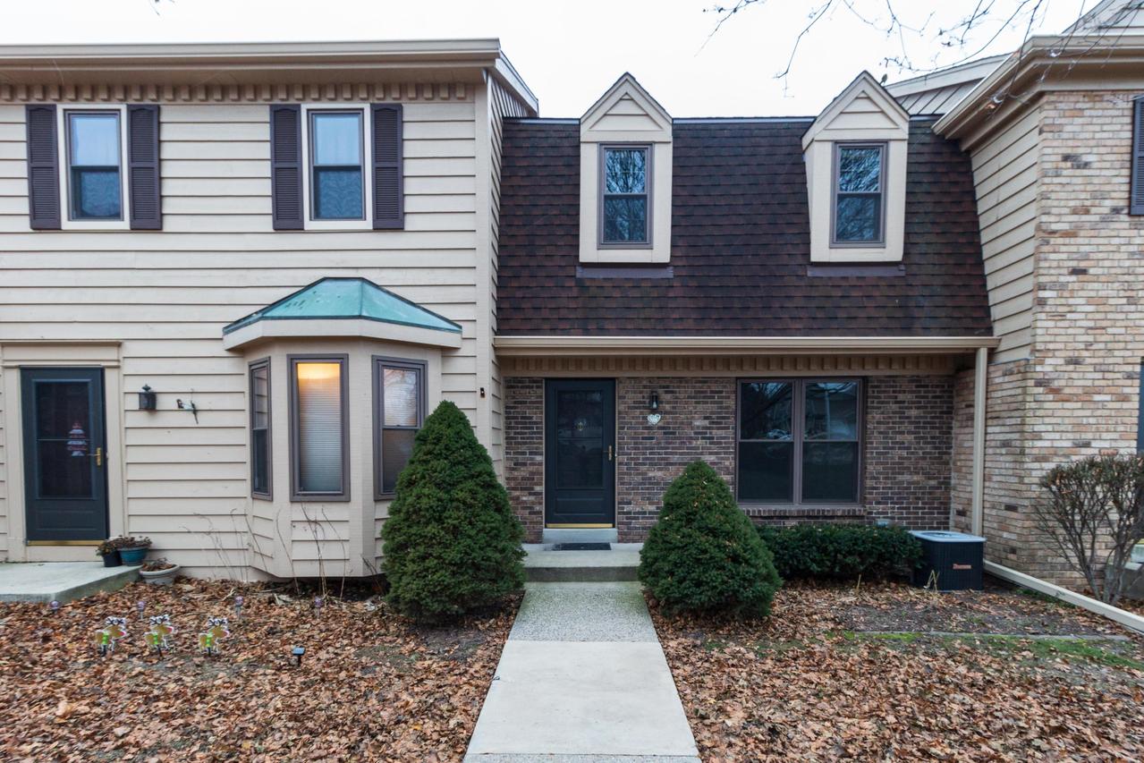 384 Willow Grove #B, Pewaukee, WI 53072