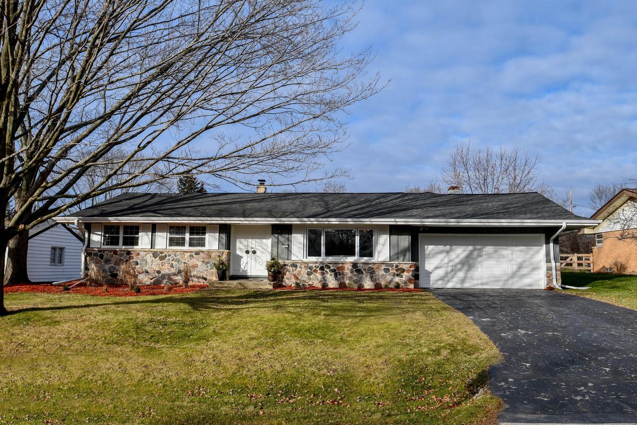 8527 N Manor Ln, Fox Point, WI 53217