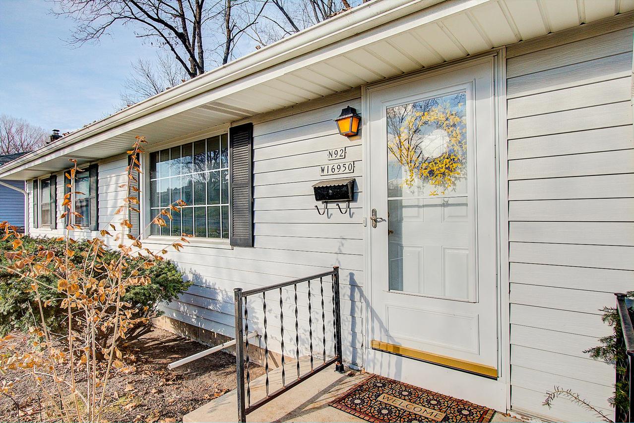 N92W16950 Forest Dr, Menomonee Falls, WI 53051