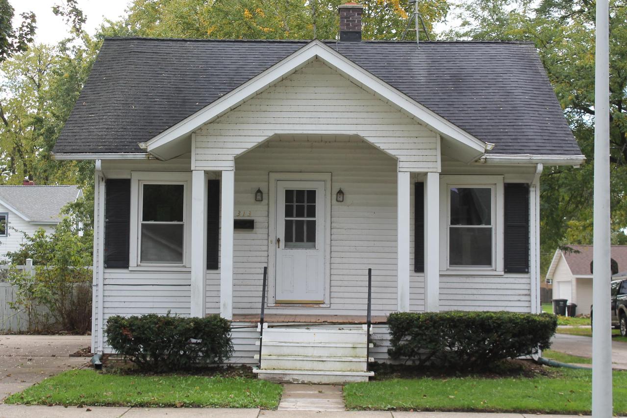 313 W 3rd St, Oconomowoc, WI 53066