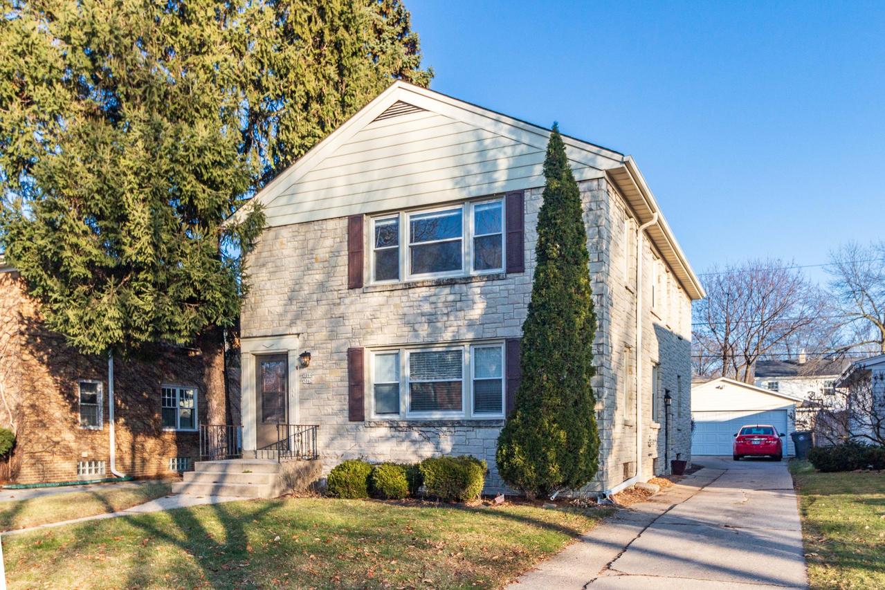 5062 N Bay Ridge #5064, Whitefish Bay, WI 53217