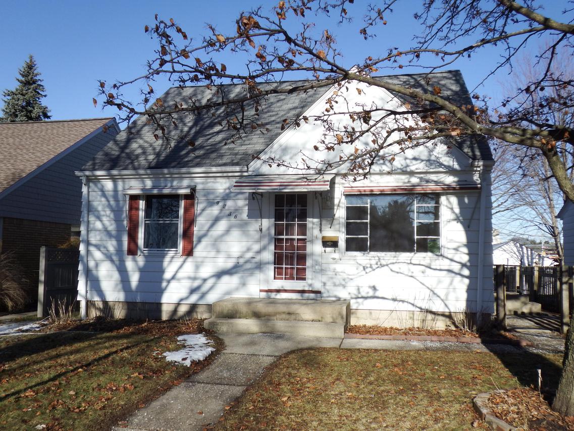 9236 W Metcalf Pl, Milwaukee, WI 53222