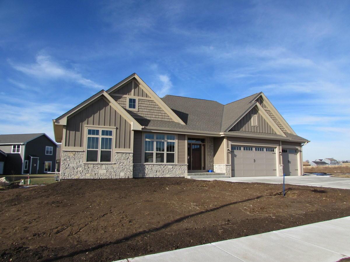 537 Spur Rd, Slinger, WI 53086