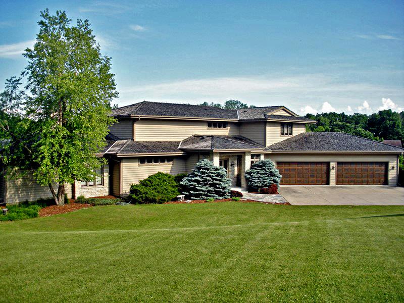 2100 N Oakwoods Ct, Summit, WI 53066