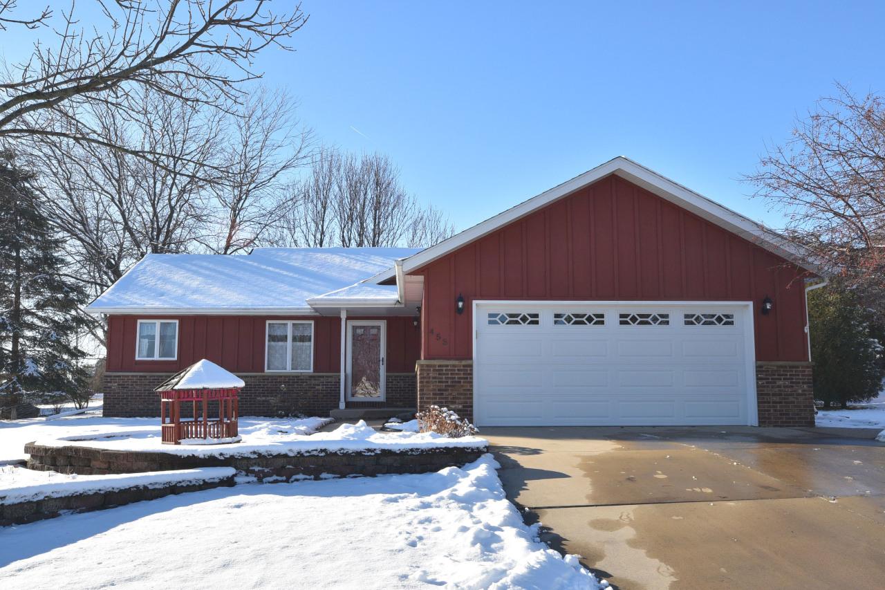 453 Riverbend Ct, Hartford, WI 53027