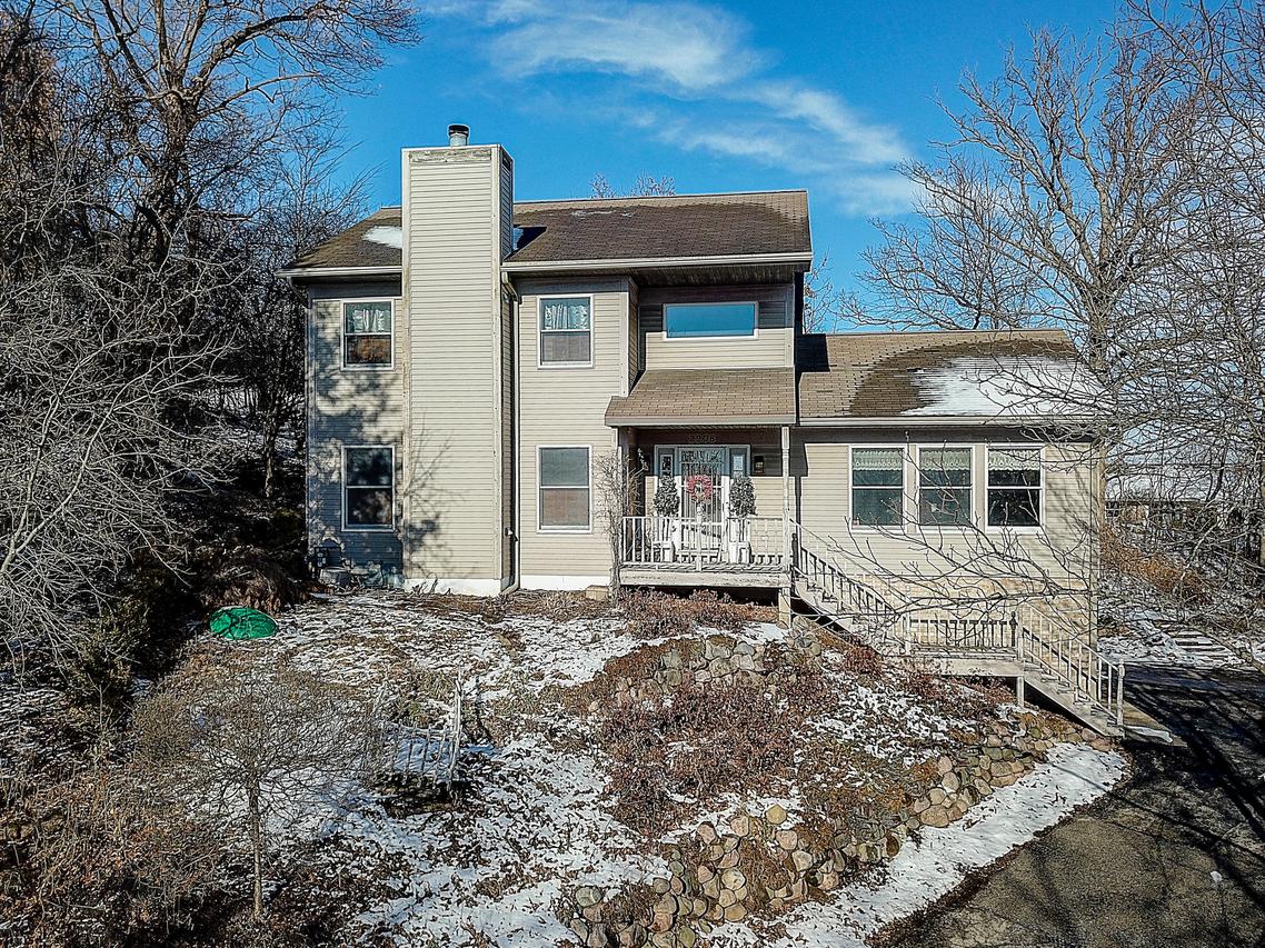 2208 Woodfield Cir, Waukesha, WI 53188