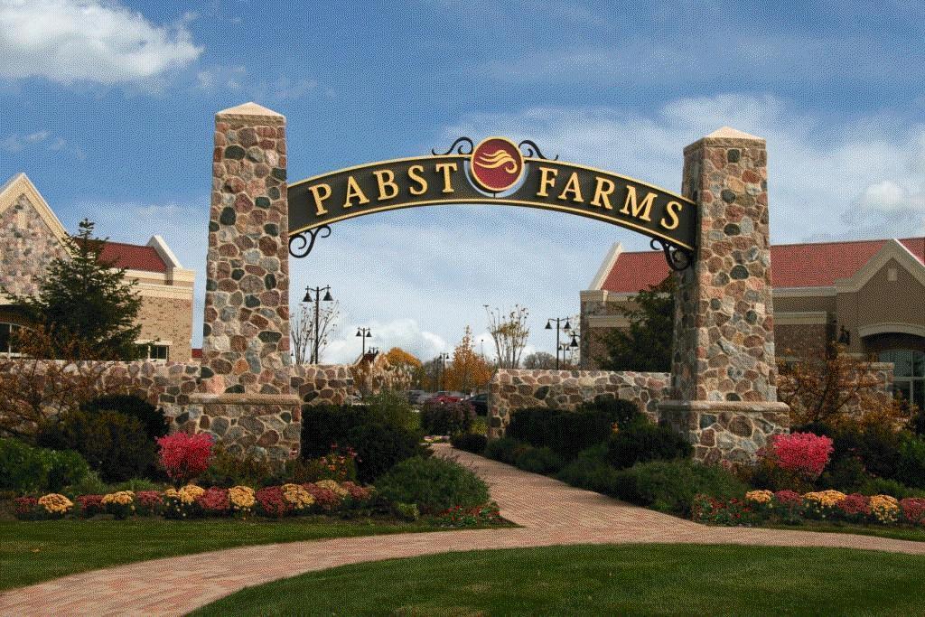 1512 Paddock Ct #56, Oconomowoc, WI 53066