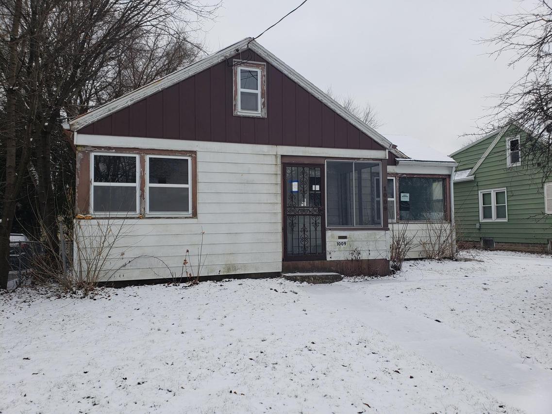 1009 Linden St, Waukesha, WI 53186