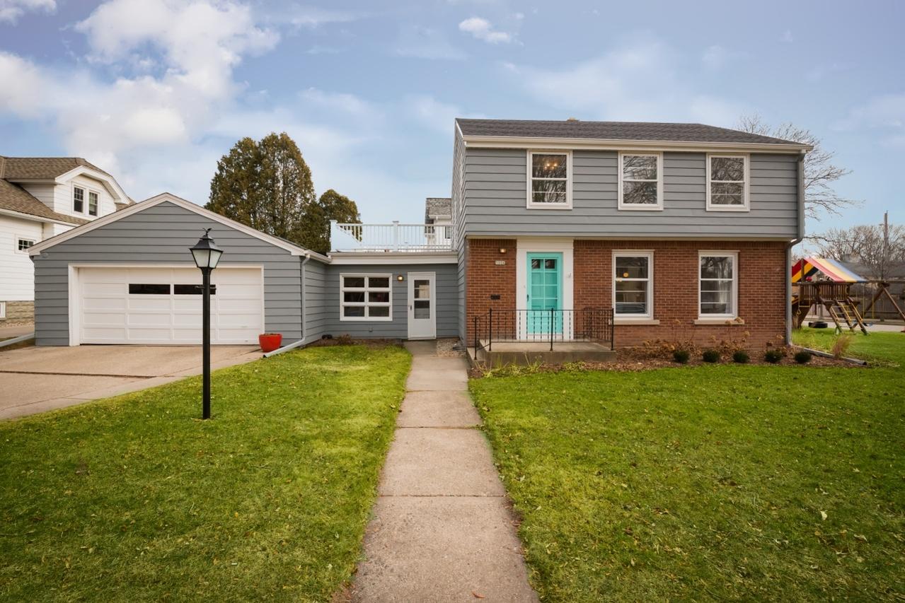 5006 N Woodburn St, Whitefish Bay, WI 53217