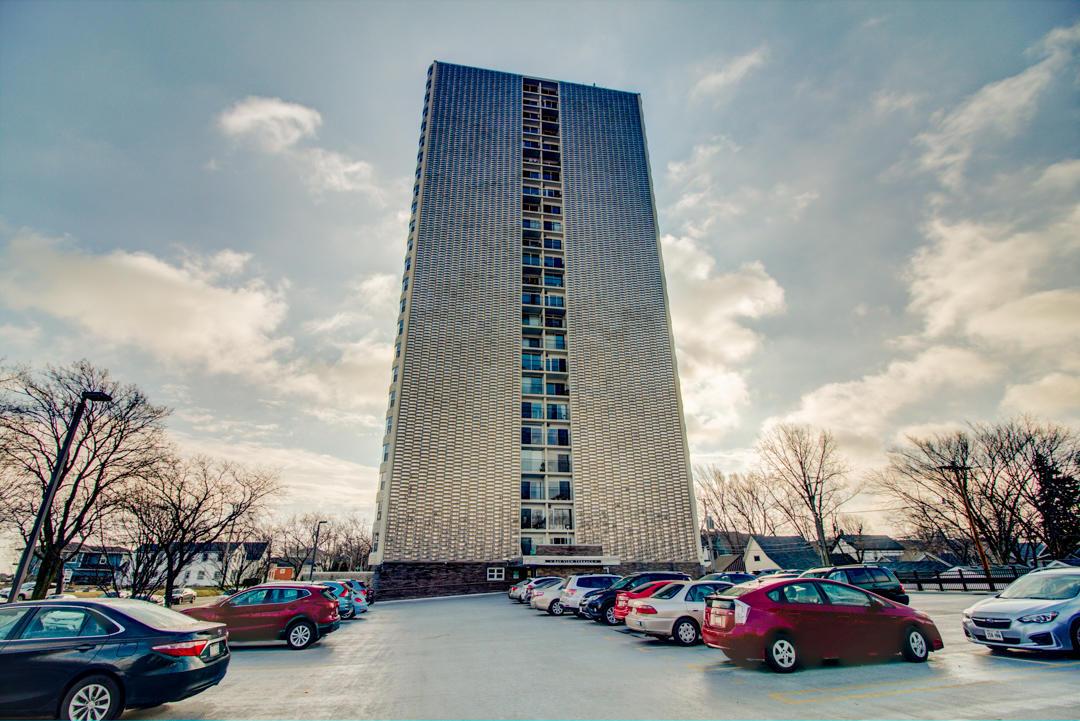 2525 S Shore Dr #7A, Milwaukee, WI 53207