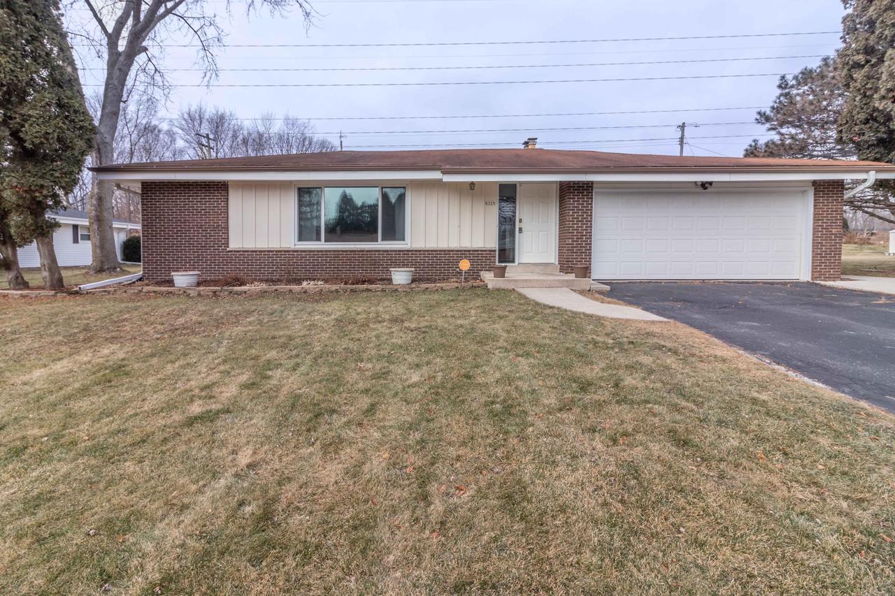 8325 N Edge O Woods Dr, Brown Deer, WI 53223