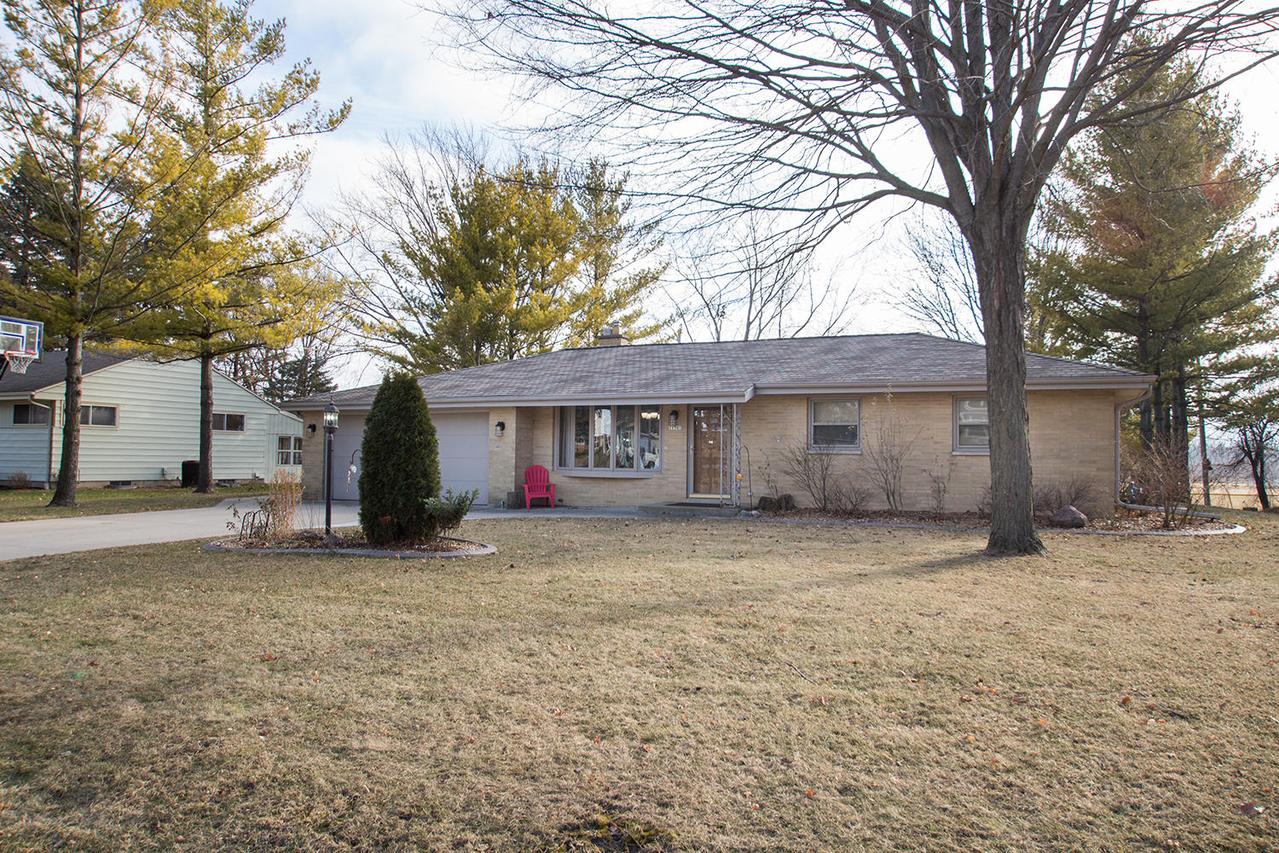 11701 W Woodside Dr, Hales Corners, WI 53130