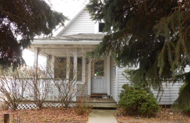 1217 Mackinac Ave, South Milwaukee, WI 53172