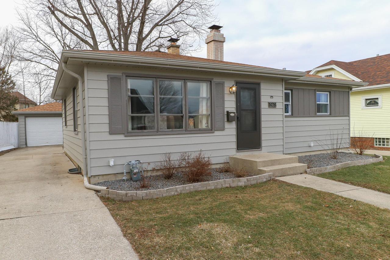 1928 Wustum Ave, Racine, WI 53404